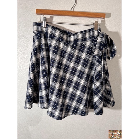Belle Pique• plaid mini skirt - Picture 2 of 9